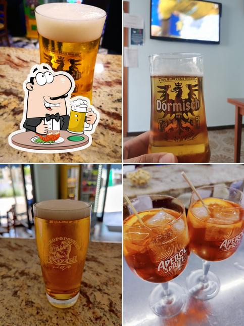 Puoi ordinare un rinfrescante bicchiere di birra chiara o scura