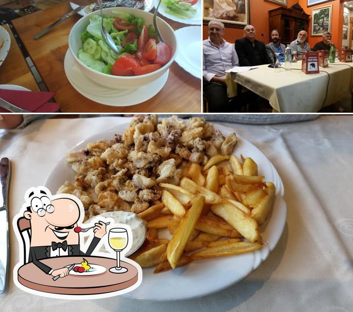 Еда и столики в Restoran Rus