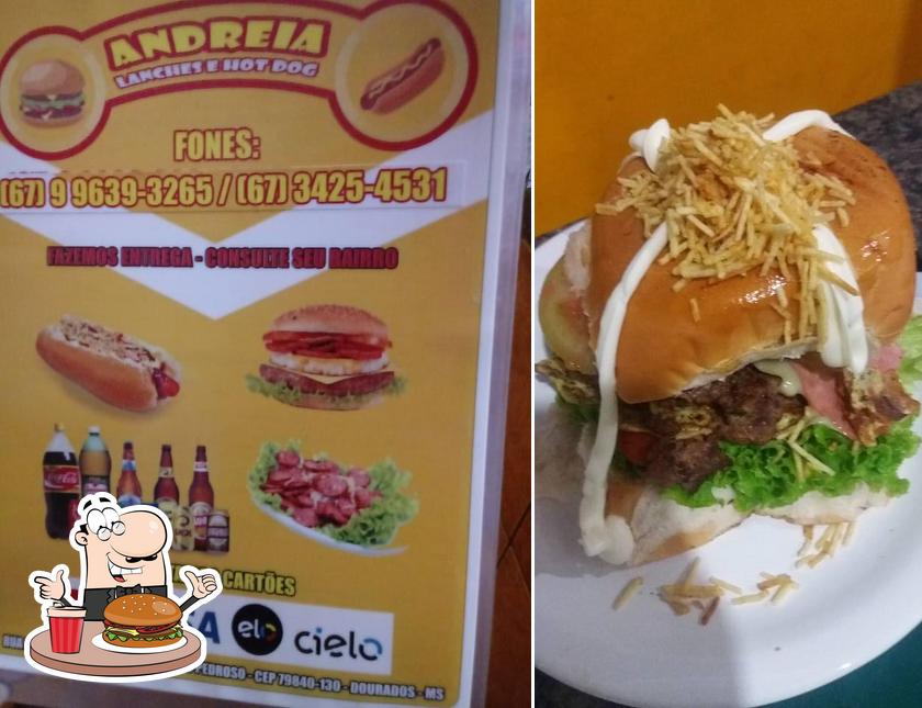 Deguste um dos hambúrgueres servidos no Andreia Lanche E Hot Dog