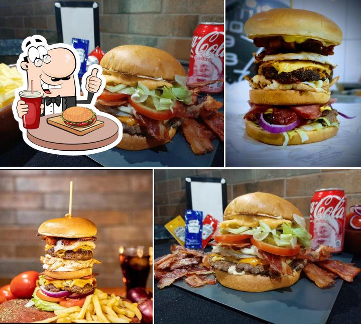 Deguste um dos hambúrgueres disponíveis no Hamburgueria Original Burger