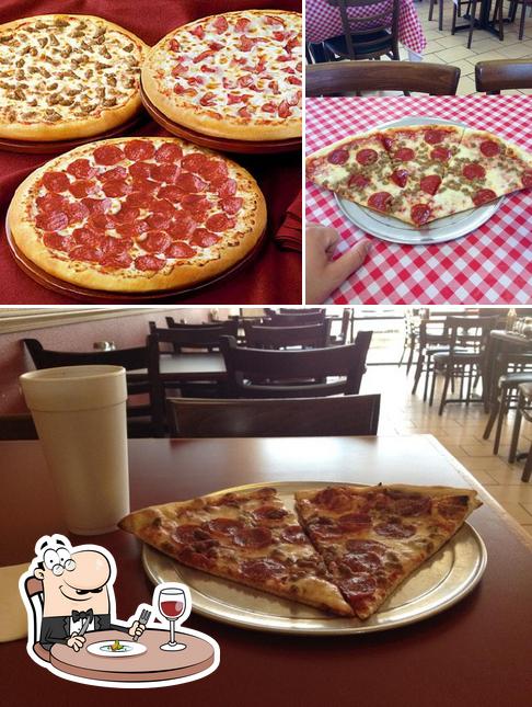 Mira las fotografías donde puedes ver comida y interior en NY Pizza Palace