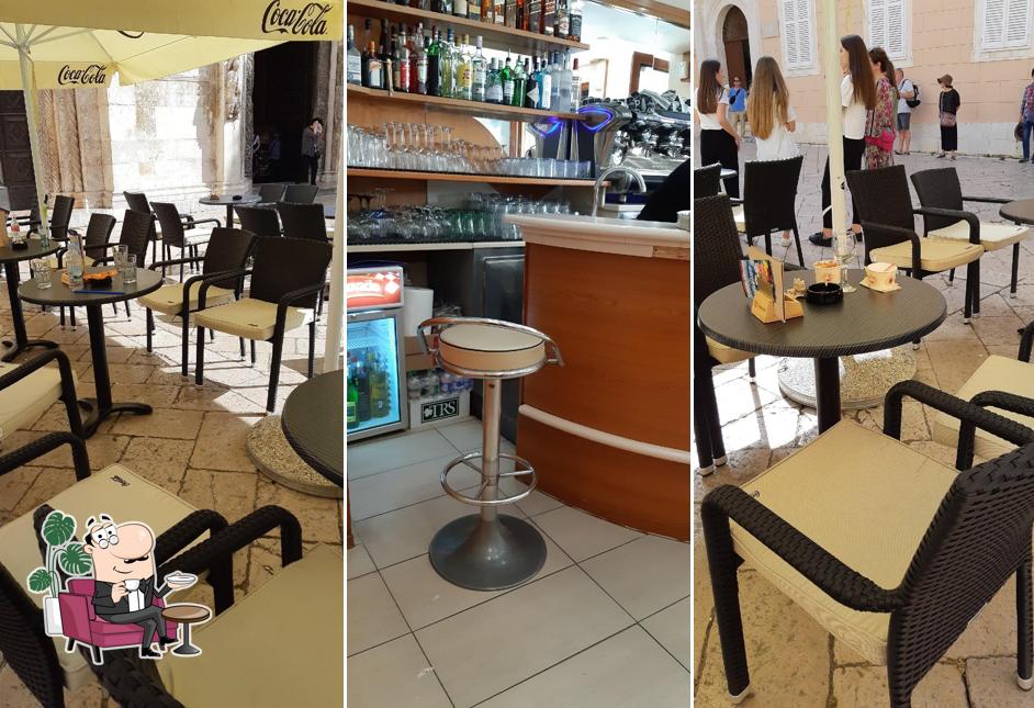 Dai un'occhiata agli interni di Caffe bar Lloyd