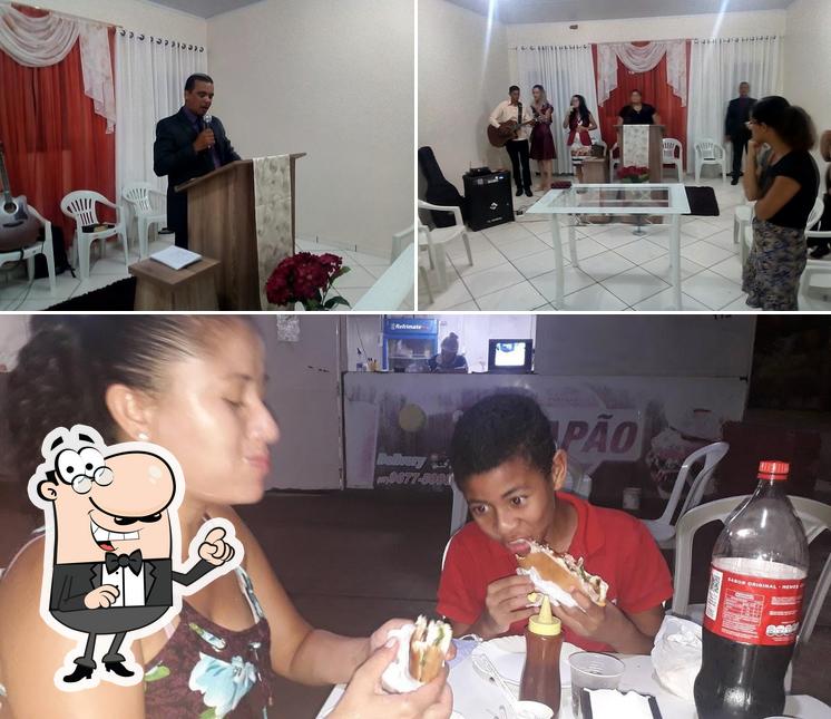 Confira a foto apresentando interior e bolo no Chapão Lanches