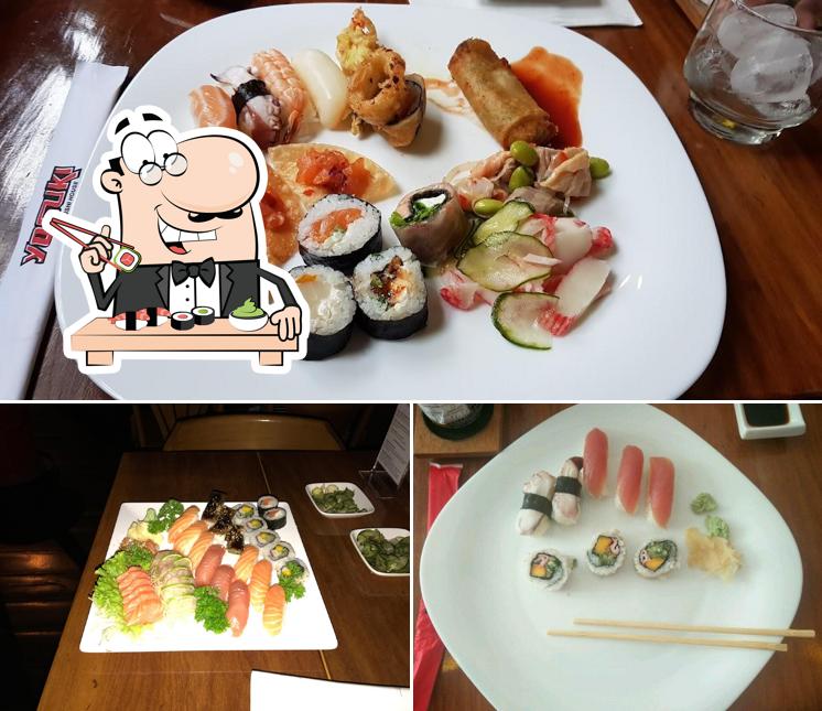 Rolos de sushi são disponibilizados no Yosuki Sushi House