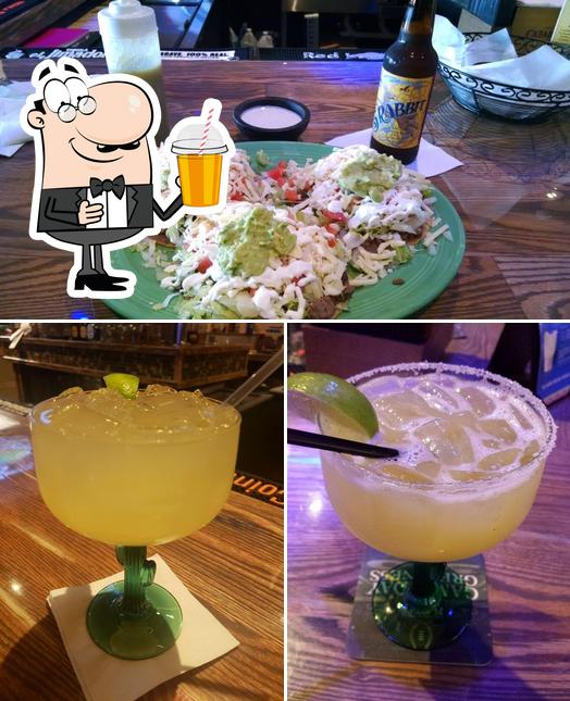 Насладитесь напитками из бара "Maria's Mexican Bar & Grill"
