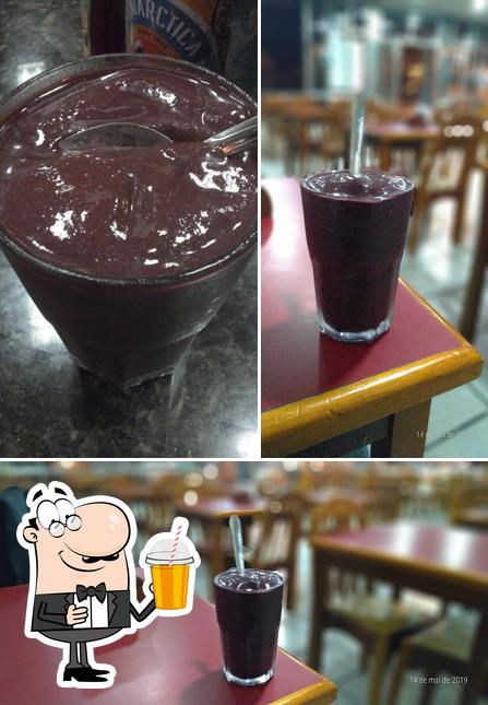 Desfrute de um drinque no Russos Lanches