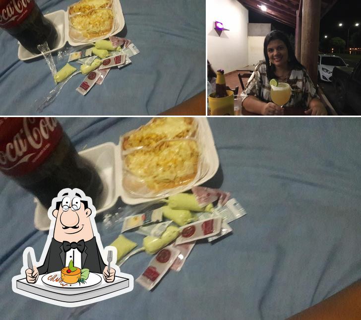 Entre diferentes coisas, comida e bebida podem ser encontrados no Pizzareli