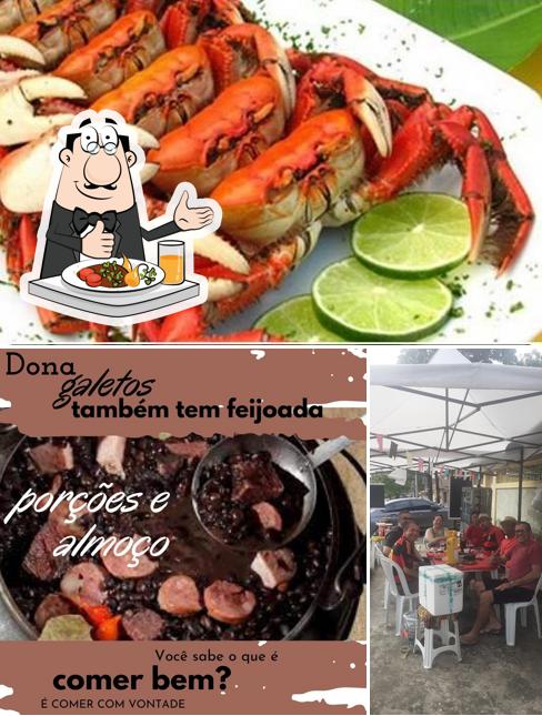 Entre diversos coisas, comida e mesa de jantar podem ser encontrados no Dona Galetos