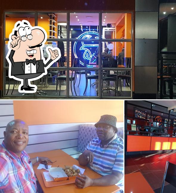 Chicken Licken se distingue par sa intérieur et comptoir de bar