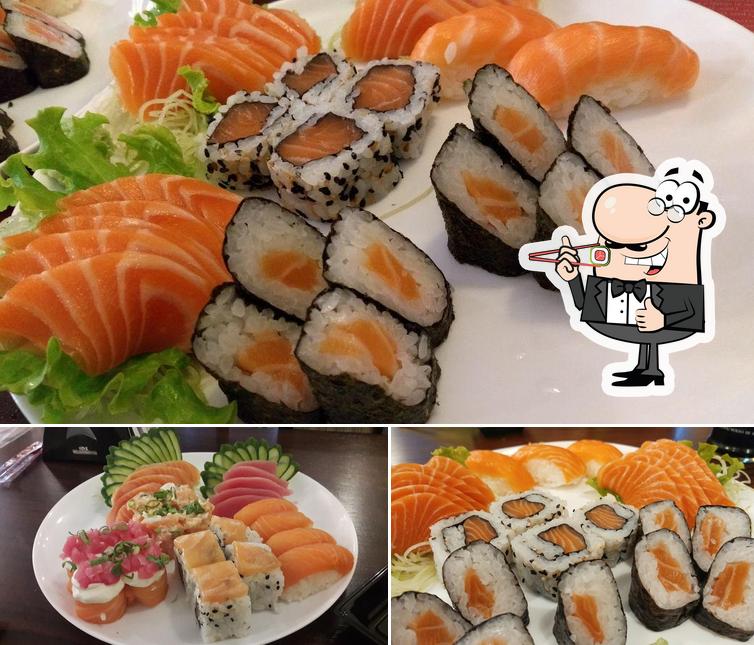 Rolos de sushi são servidos no Heisei Restaurante