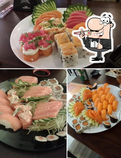 Rolos de sushi são servidos no Heisei Restaurante