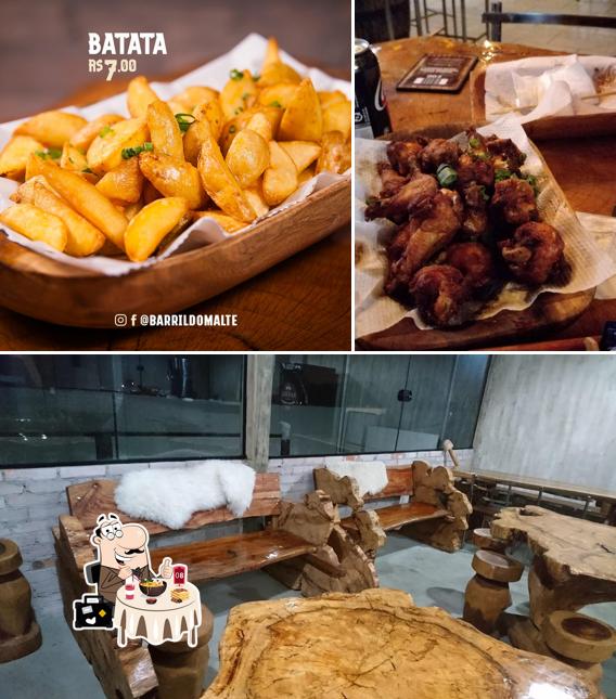 A imagem do Barril do Malte Bar’s comida e interior