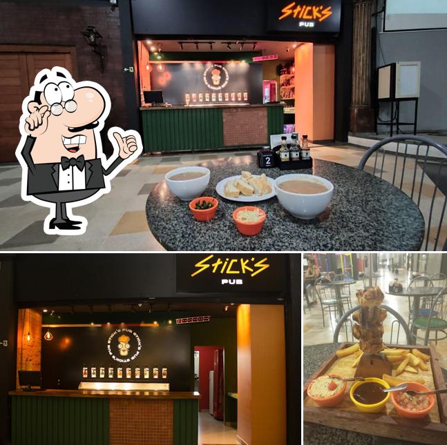 O interior do Stick's Burger