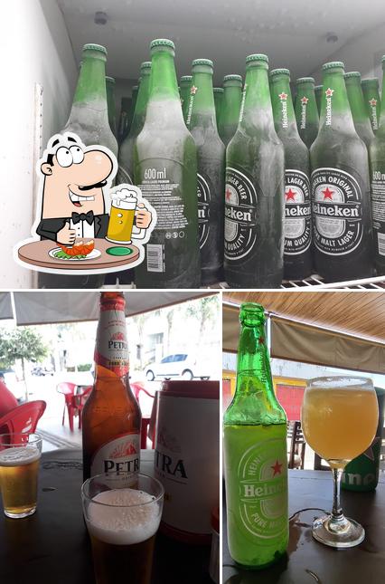 Peça um copo de cerveja leve ou escura