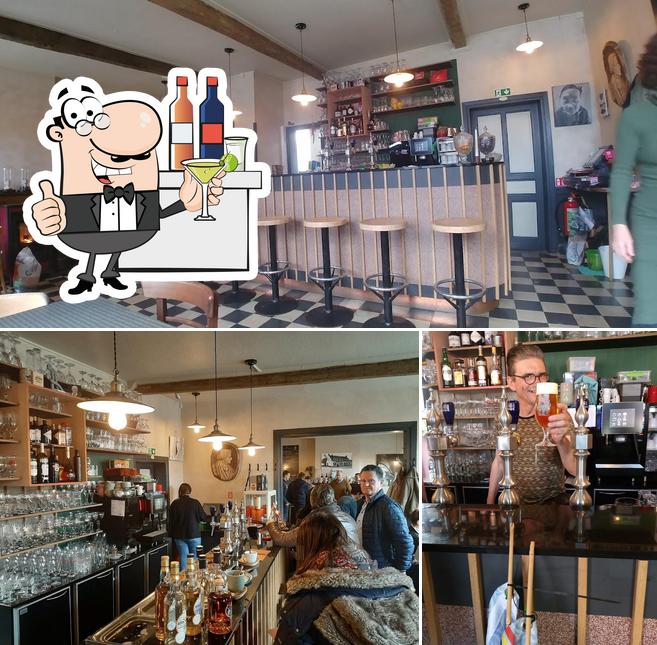 La photo de la comptoir de bar et intérieur de In D' Halve Maan’s