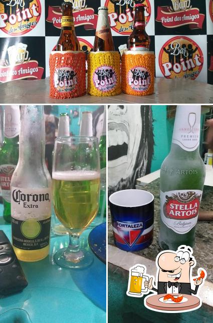 Desfute um copo de cerveja leve ou escura