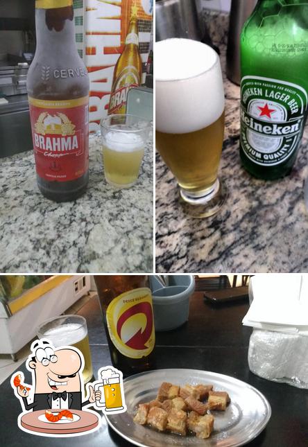 Desfute uma tulipa de cerveja leve ou escura