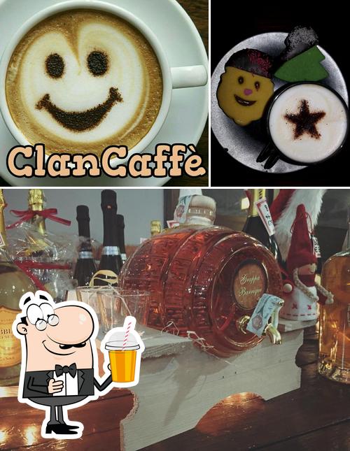 Goditi qualcosa da bere a Clan Caffè