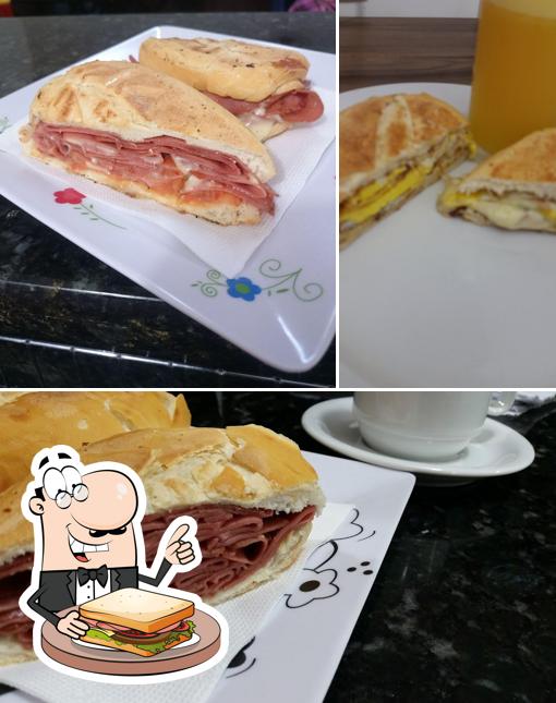 Peça um sanduíche no PASTELARIA E SALGADERIA BOM GOSTO