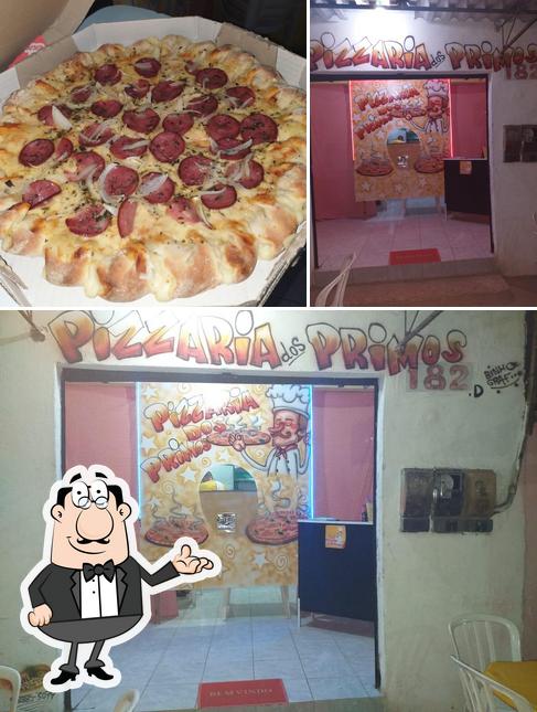A interior e pizza do restaurante