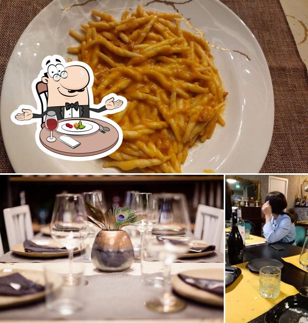 La foto della tavolo da pranzo e cibo di Sotto Casa