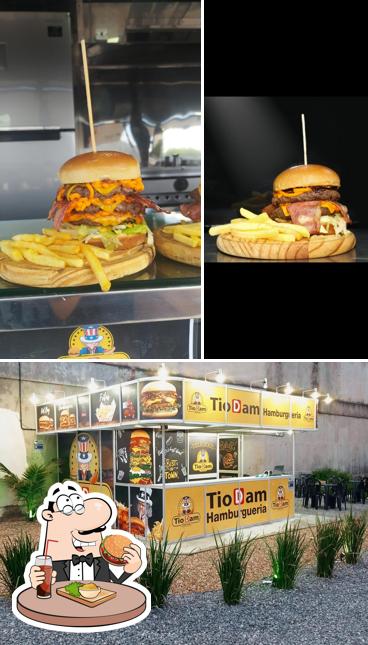 Peça um hambúrguer no Tio Dam Food Truck Eventos