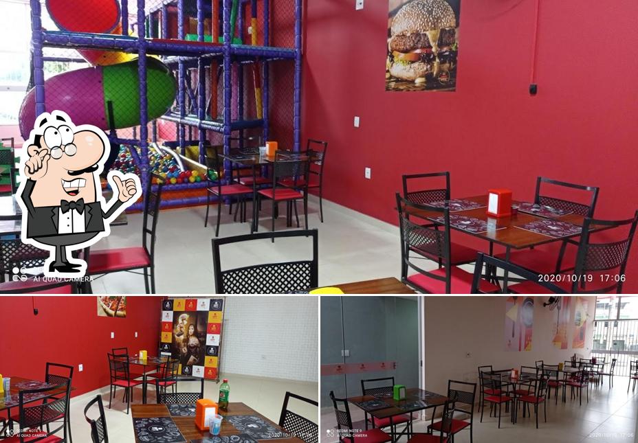 O interior do Happy Master Burger