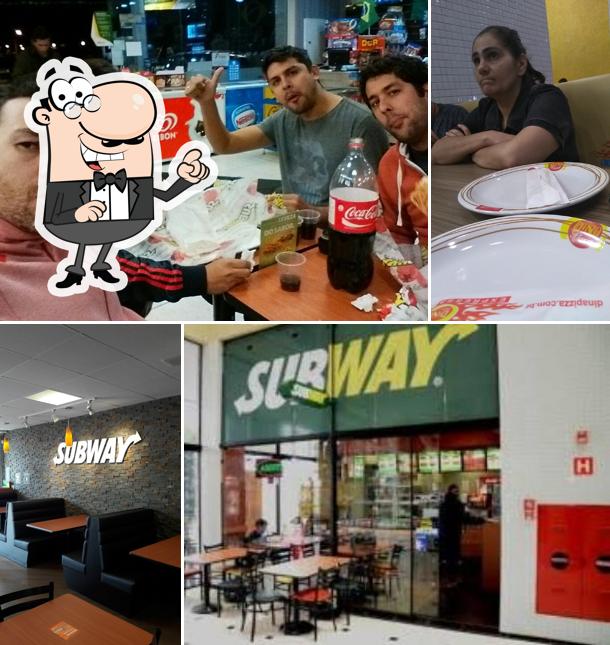 Sente em uma das mesas no Subway