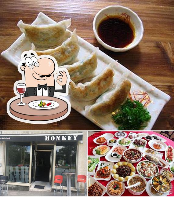 Еда и внутреннее оформление в Monkey bar comida china tradicional