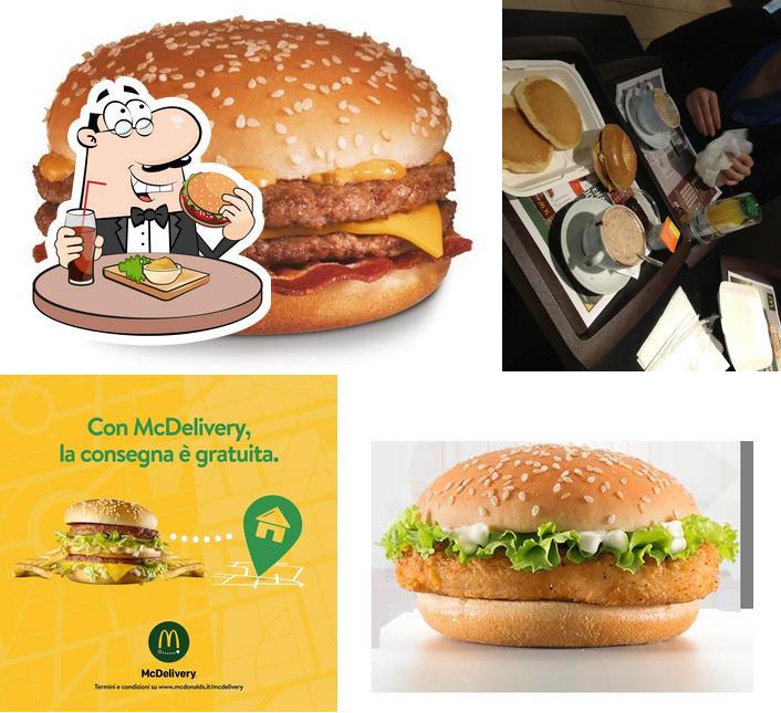 Ordina un hamburger a McDonald's Milano Lorenteggio Drive