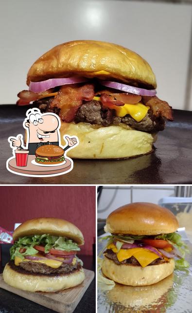Os hambúrgueres do O Mineiro - Pastéis e Lanches irão satisfazer diferentes gostos
