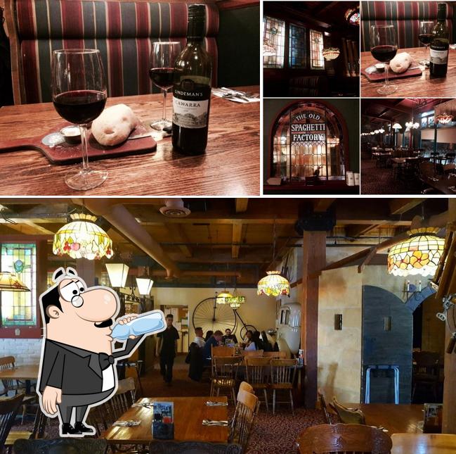 Parmi les diverses choses de la boire et la intérieur, une personne peut trouver sur The Old Spaghetti Factory (Winnipeg)