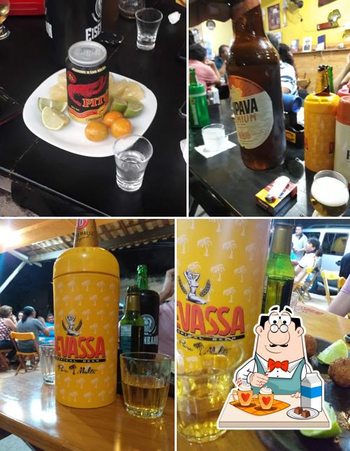 A Confraria Do Lourival serve um número de bebidas