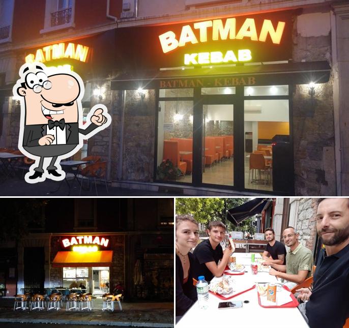 Installez-vous à l'une des tables de Batman Kebab&Tacos