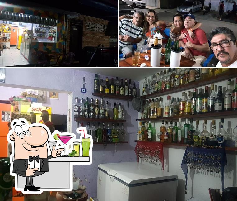 Взгляните на эту фотографию, где видны барная стойка и внутреннее оформление в Bar do Cigano