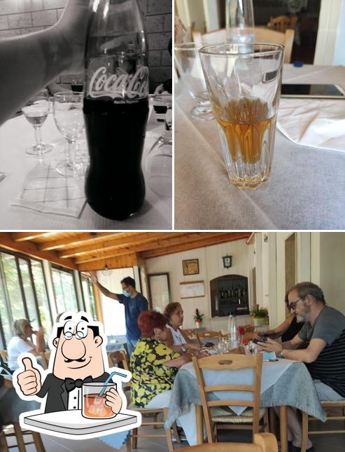 Guarda la foto che presenta la bevanda e interni di Ristorante da Michele