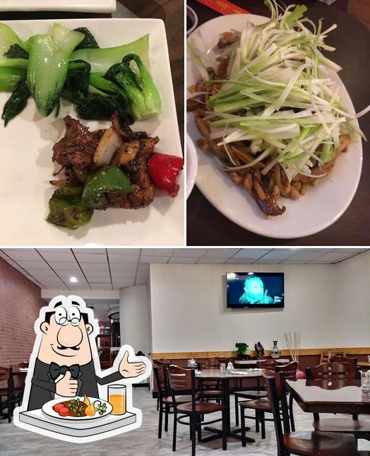 Entre la variedad de cosas que hay en Young Chow Restaurant también tienes comida y interior