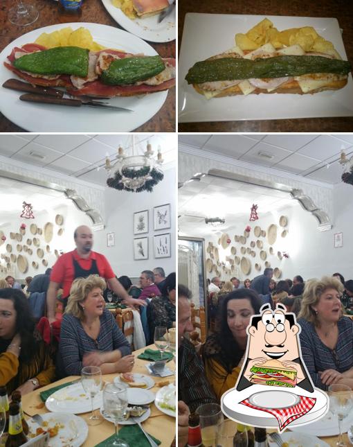 Degusta un sándwich en MESÓN ZAPATERO IV
