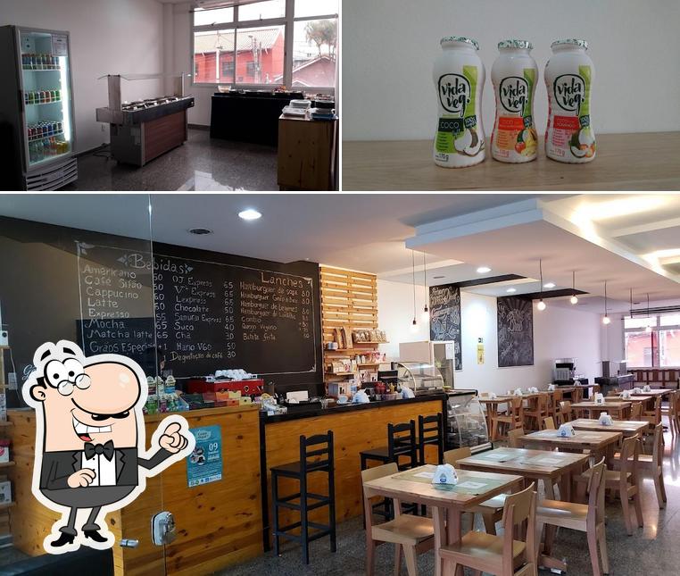 Esta é a imagem apresentando interior e bebida no V² Café & Restaurante