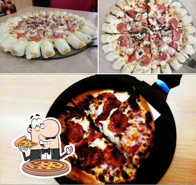 В "Pizza Hut" вы можете попробовать пиццу