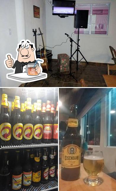 Esta é a imagem ilustrando bebida e interior no Sport Bar Laguna SC