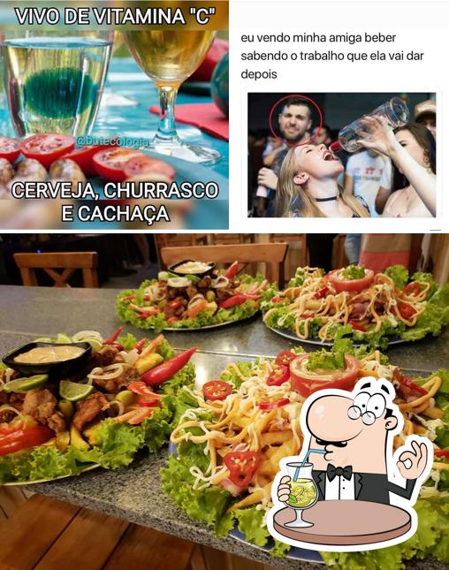 Confira a imagem apresentando bebida e comida no Tô No Trabalho Bar