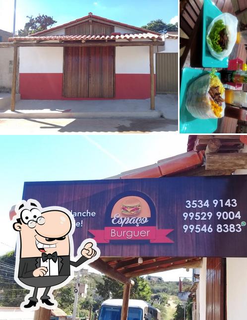 A foto do Espaço Burguer’s exterior e comida