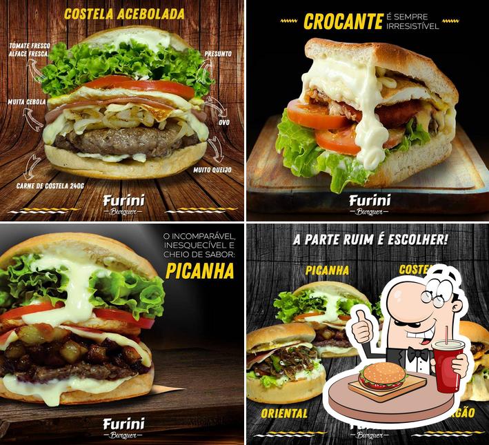 Deguste um dos hambúrgueres disponíveis no Furini Lanches