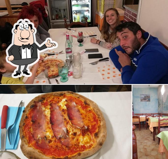 Jetez un coup d’oeil à l’image affichant la intérieur et pizza concernant Pizzeria Ristorante Grotta Azzurra