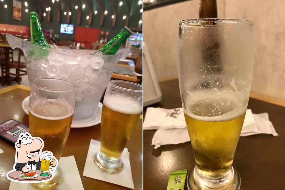 Desfute uma tulipa de cerveja leve ou escura