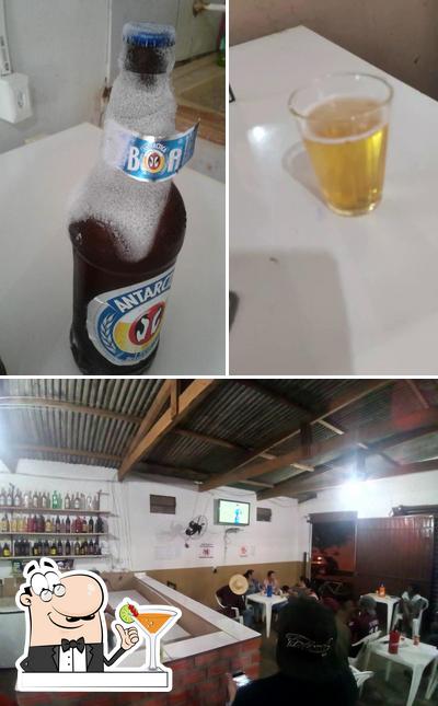 Entre diversos coisas, bebida e exterior podem ser encontrados no Palhoça Bar