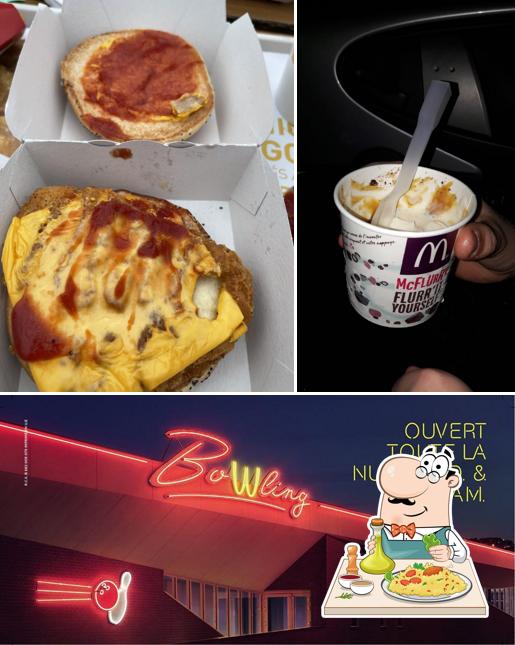 L’image de la nourriture et intérieur concernant McDonald's