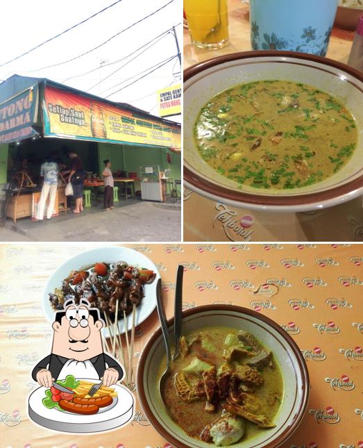 Изображение, на котором видны еда и внешнее оформление в Empal Gentong Mang Darma ASLI