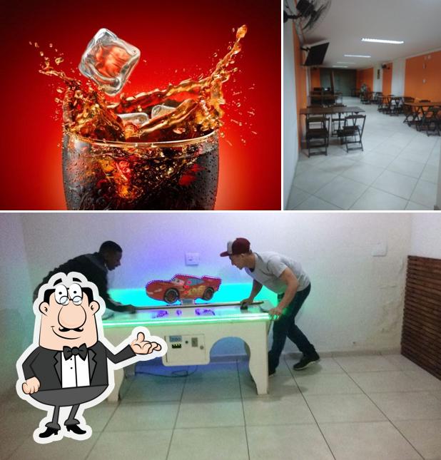 Entre diferentes coisas, interior e bebida podem ser encontrados no Pizzaria e Hamburgueria Raio De Sabor